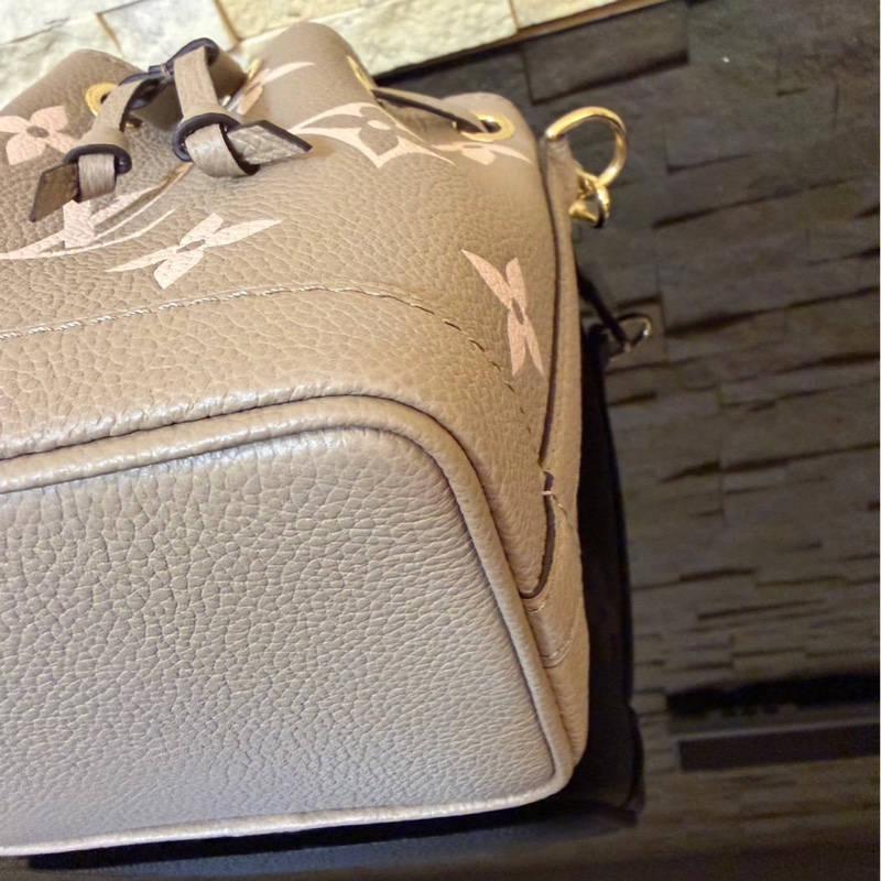 Louis Vuitton LV 路易威登 M46291 NANO NOÉ皮革壓紋迷你水桶包(灰/奶油色)-10