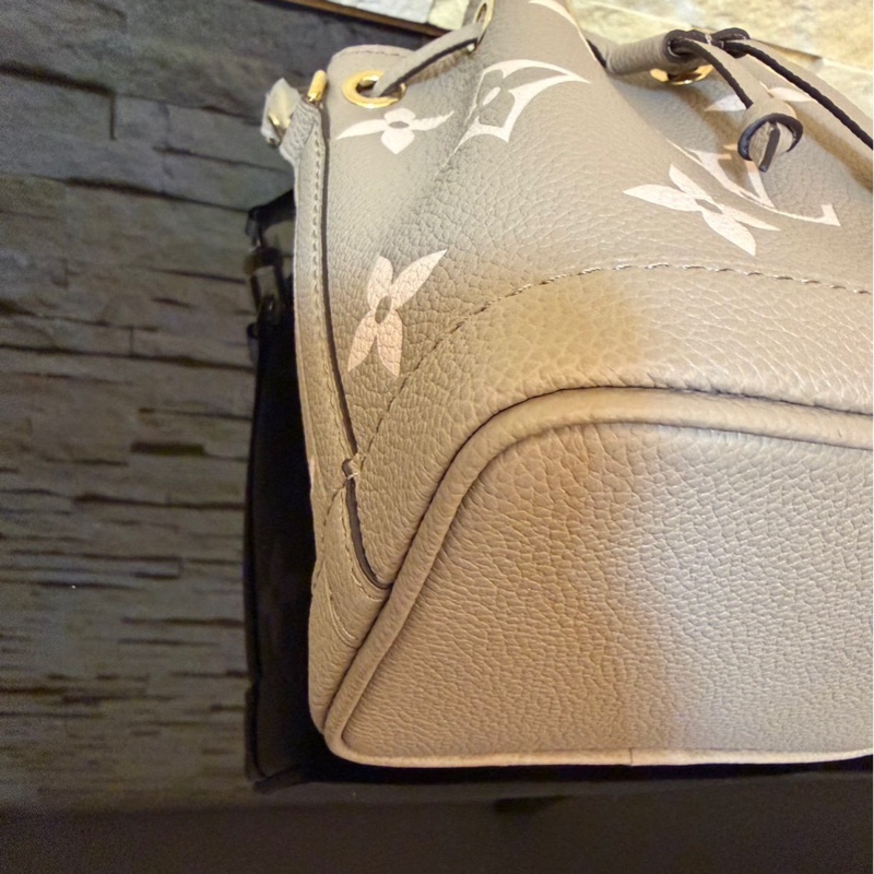 Louis Vuitton LV 路易威登 M46291 NANO NOÉ皮革壓紋迷你水桶包(灰/奶油色)-11