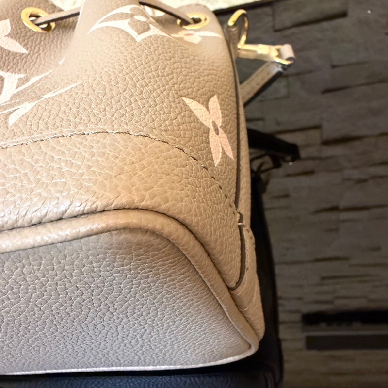 Louis Vuitton LV 路易威登 M46291 NANO NOÉ皮革壓紋迷你水桶包(灰/奶油色)-12