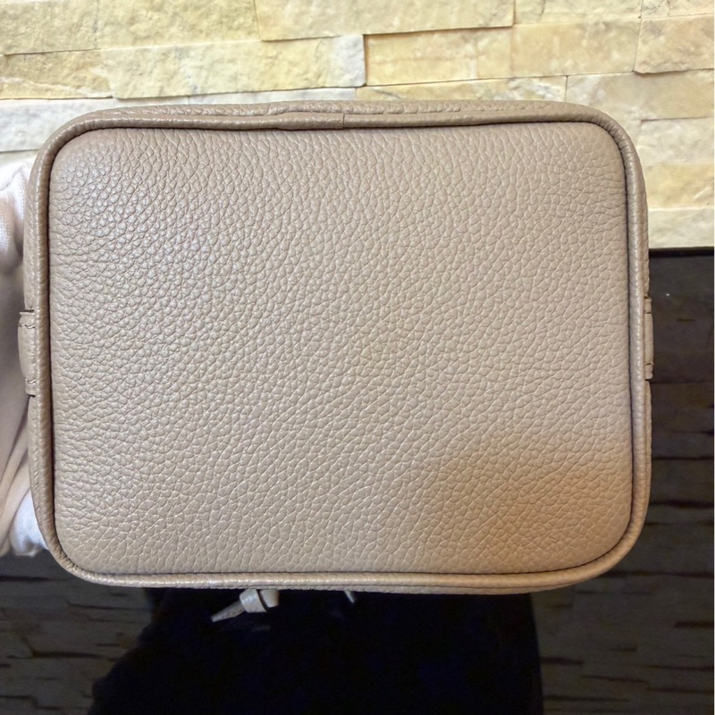 Louis Vuitton LV 路易威登 M46291 NANO NOÉ皮革壓紋迷你水桶包(灰/奶油色)-14