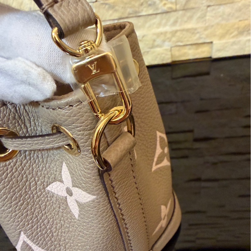 Louis Vuitton LV 路易威登 M46291 NANO NOÉ皮革壓紋迷你水桶包(灰/奶油色)-15