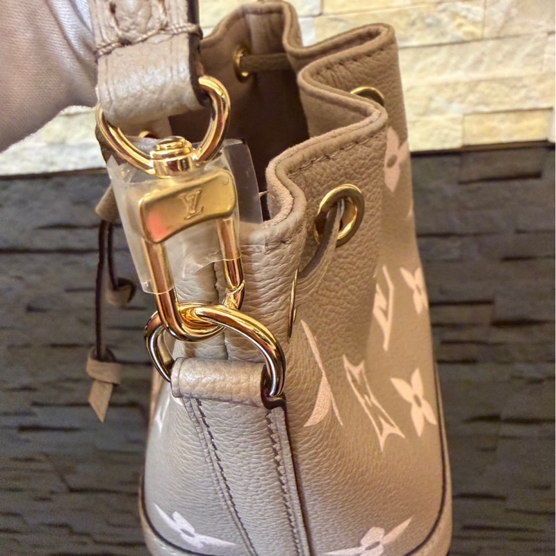 Louis Vuitton LV 路易威登 M46291 NANO NOÉ皮革壓紋迷你水桶包(灰/奶油色)-16