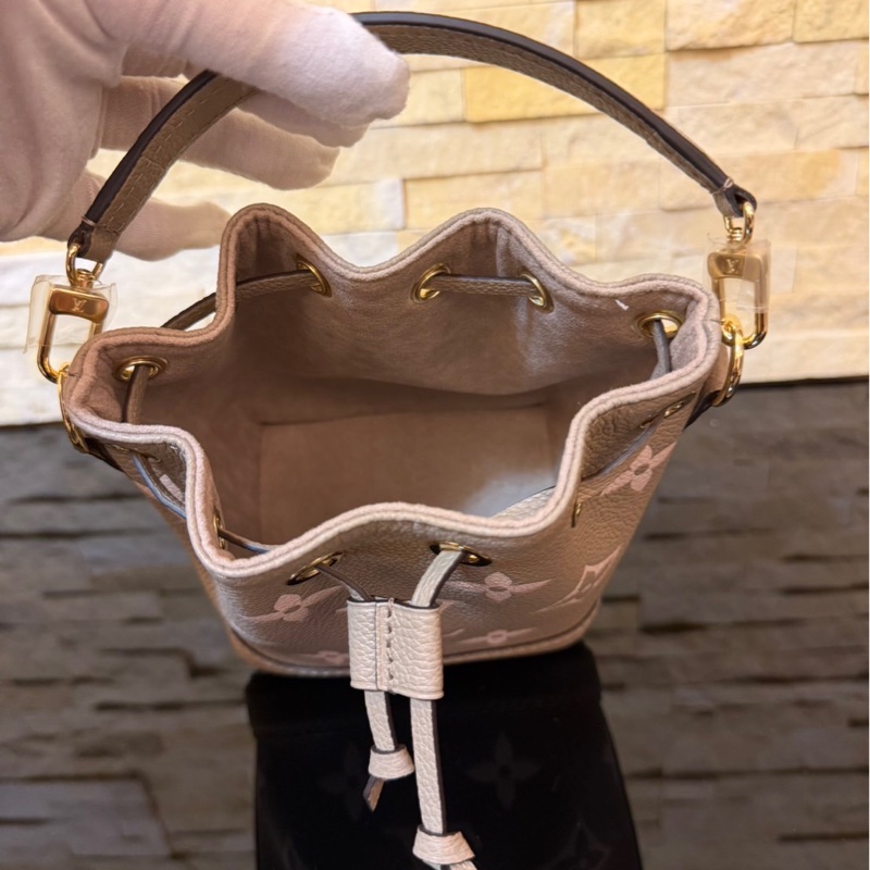 Louis Vuitton LV 路易威登 M46291 NANO NOÉ皮革壓紋迷你水桶包(灰/奶油色)-17
