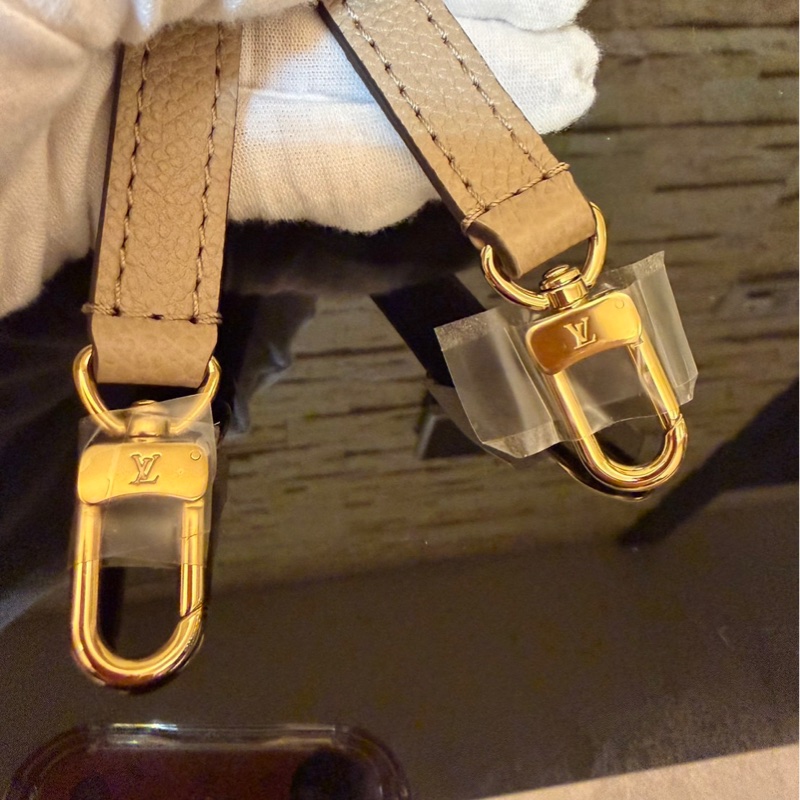 Louis Vuitton LV 路易威登 M46291 NANO NOÉ皮革壓紋迷你水桶包(灰/奶油色)-22