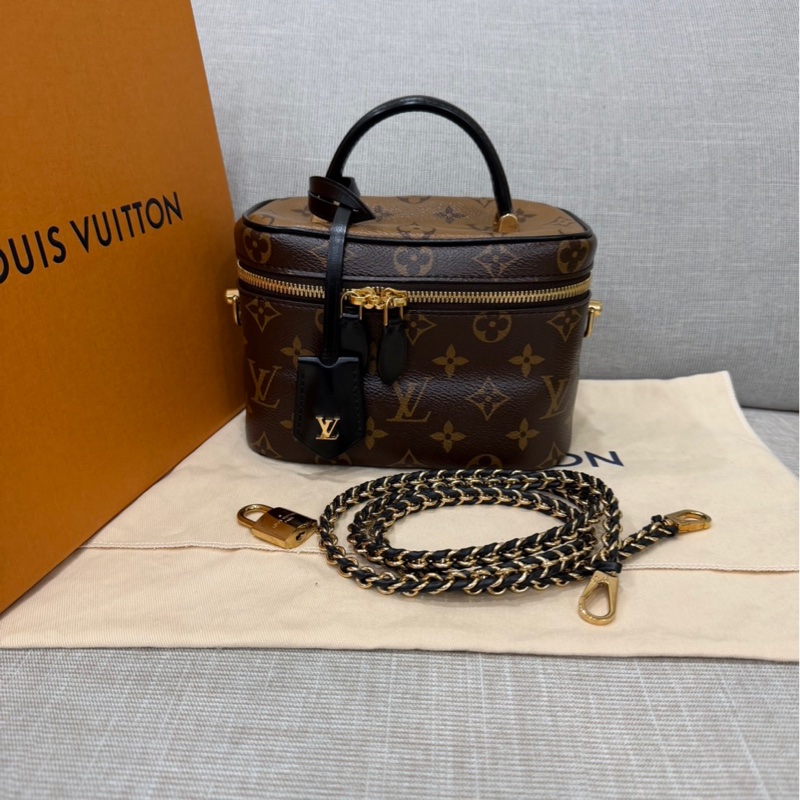 LV M45165 VANITY PM花紋LOG Monogram Reverse帆布拉鍊手提斜背化妝包-0