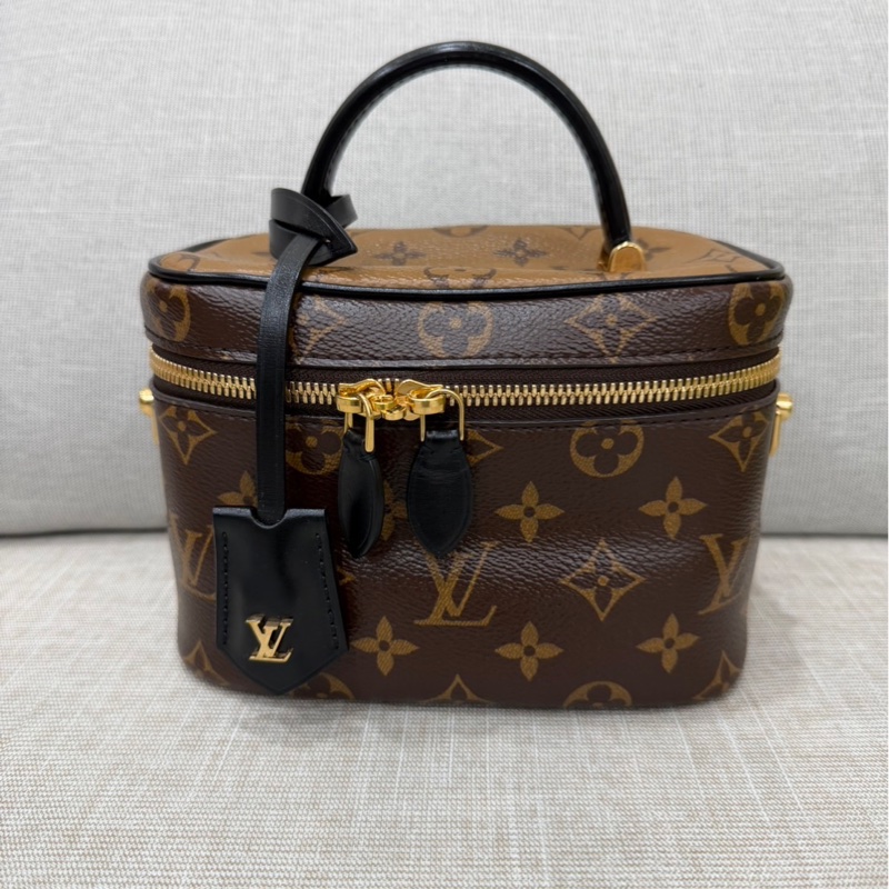 LV M45165 VANITY PM花紋LOG Monogram Reverse帆布拉鍊手提斜背化妝包-5