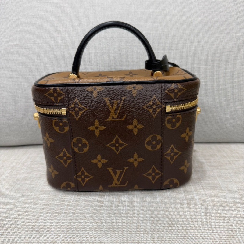 LV M45165 VANITY PM花紋LOG Monogram Reverse帆布拉鍊手提斜背化妝包-6