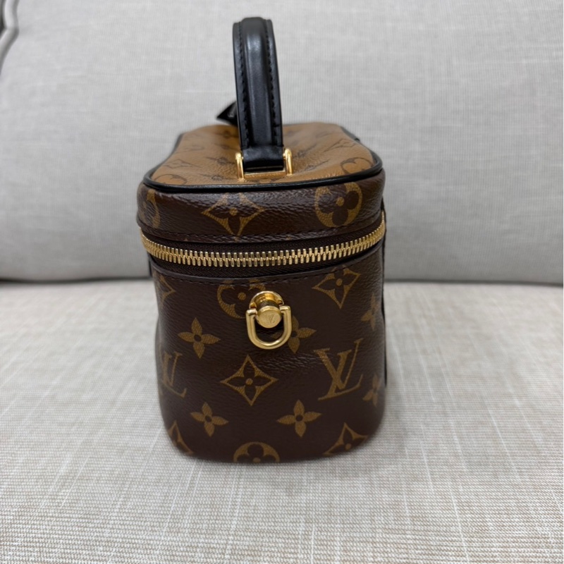 LV M45165 VANITY PM花紋LOG Monogram Reverse帆布拉鍊手提斜背化妝包-7