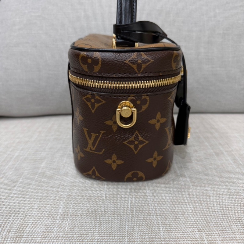 LV M45165 VANITY PM花紋LOG Monogram Reverse帆布拉鍊手提斜背化妝包-8