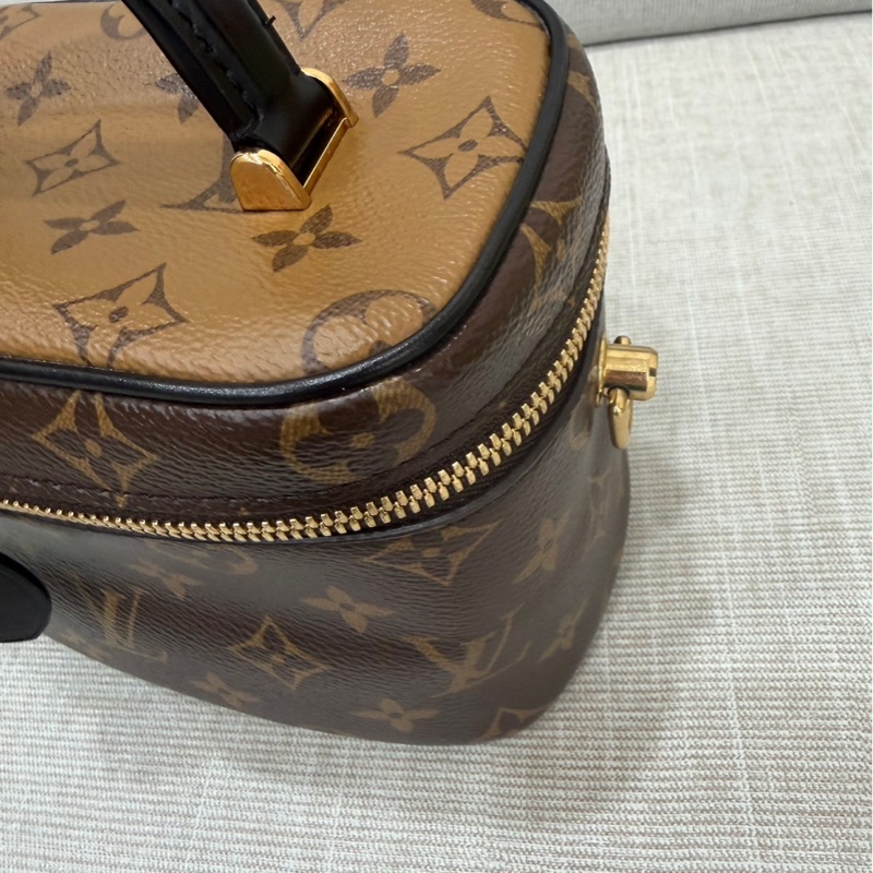 LV M45165 VANITY PM花紋LOG Monogram Reverse帆布拉鍊手提斜背化妝包-13