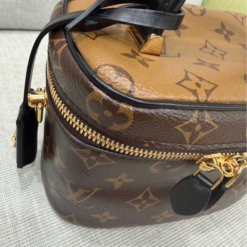 LV M45165 VANITY PM花紋LOG Monogram Reverse帆布拉鍊手提斜背化妝包-14