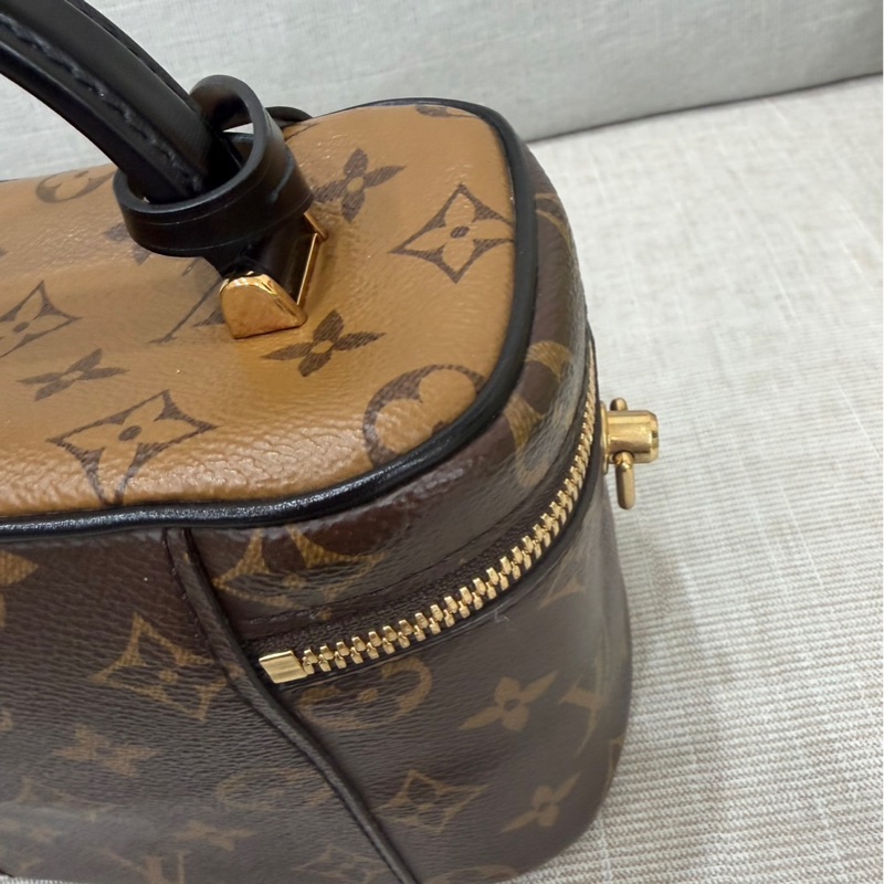 LV M45165 VANITY PM花紋LOG Monogram Reverse帆布拉鍊手提斜背化妝包-15