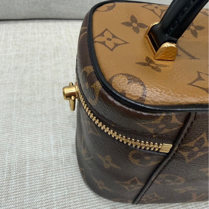 LV M45165 VANITY PM花紋LOG Monogram Reverse帆布拉鍊手提斜背化妝包-16