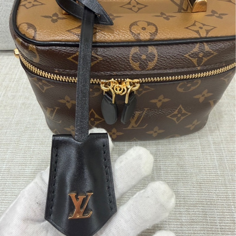 LV M45165 VANITY PM花紋LOG Monogram Reverse帆布拉鍊手提斜背化妝包-19