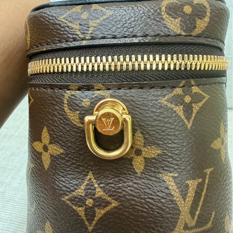 LV M45165 VANITY PM花紋LOG Monogram Reverse帆布拉鍊手提斜背化妝包-23
