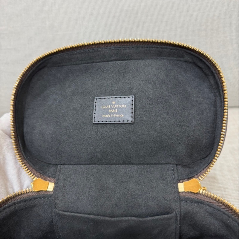 LV M45165 VANITY PM花紋LOG Monogram Reverse帆布拉鍊手提斜背化妝包-30