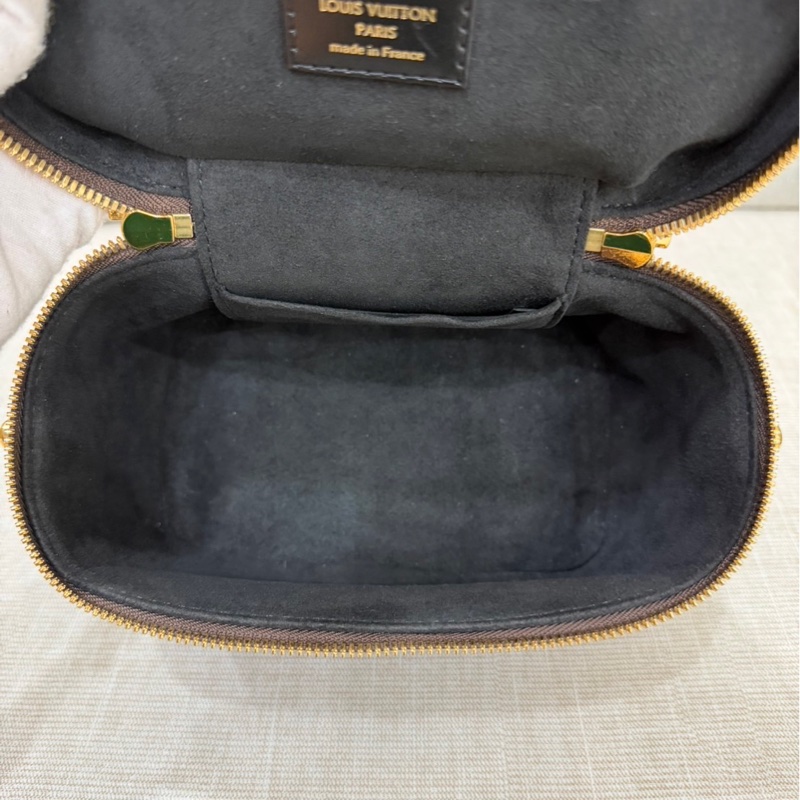 LV M45165 VANITY PM花紋LOG Monogram Reverse帆布拉鍊手提斜背化妝包-31