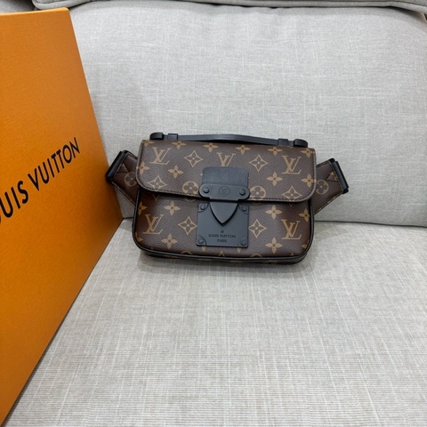 LV M45807 S LOCK系列經典Monogram帆布腰包  手提包  胸口包  肩背包  斜背包  多種佩戴使用方式