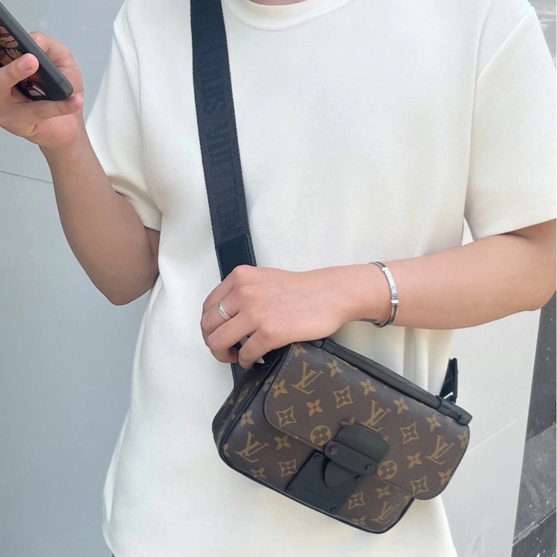 LV M45807 S LOCK系列經典Monogram帆布腰包  手提包  胸口包  肩背包  斜背包  多種佩戴使用方式-1