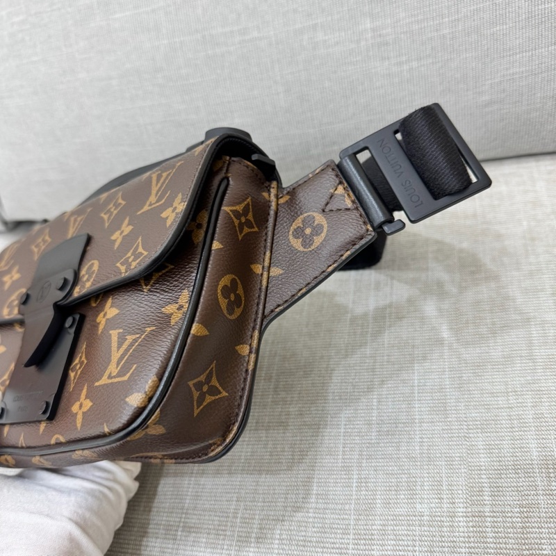 LV M45807 S LOCK系列經典Monogram帆布腰包  手提包  胸口包  肩背包  斜背包  多種佩戴使用方式-5