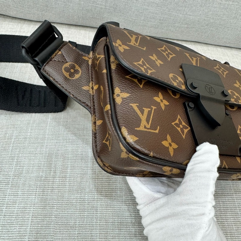 LV M45807 S LOCK系列經典Monogram帆布腰包  手提包  胸口包  肩背包  斜背包  多種佩戴使用方式-6