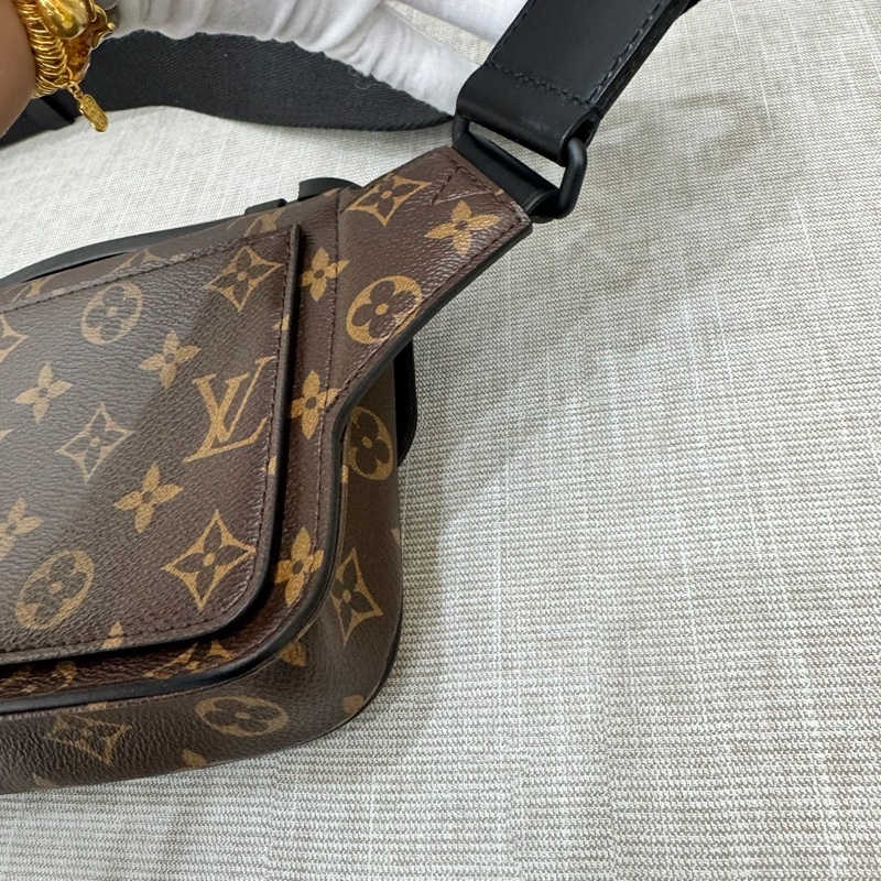 LV M45807 S LOCK系列經典Monogram帆布腰包  手提包  胸口包  肩背包  斜背包  多種佩戴使用方式-7