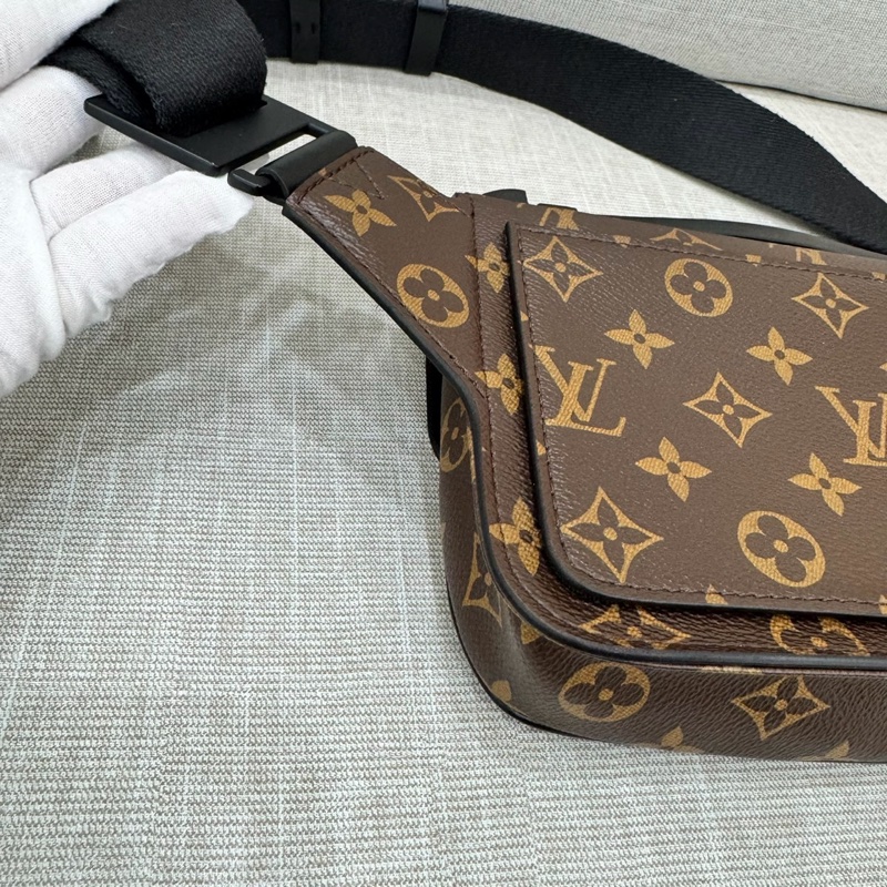 LV M45807 S LOCK系列經典Monogram帆布腰包  手提包  胸口包  肩背包  斜背包  多種佩戴使用方式-8