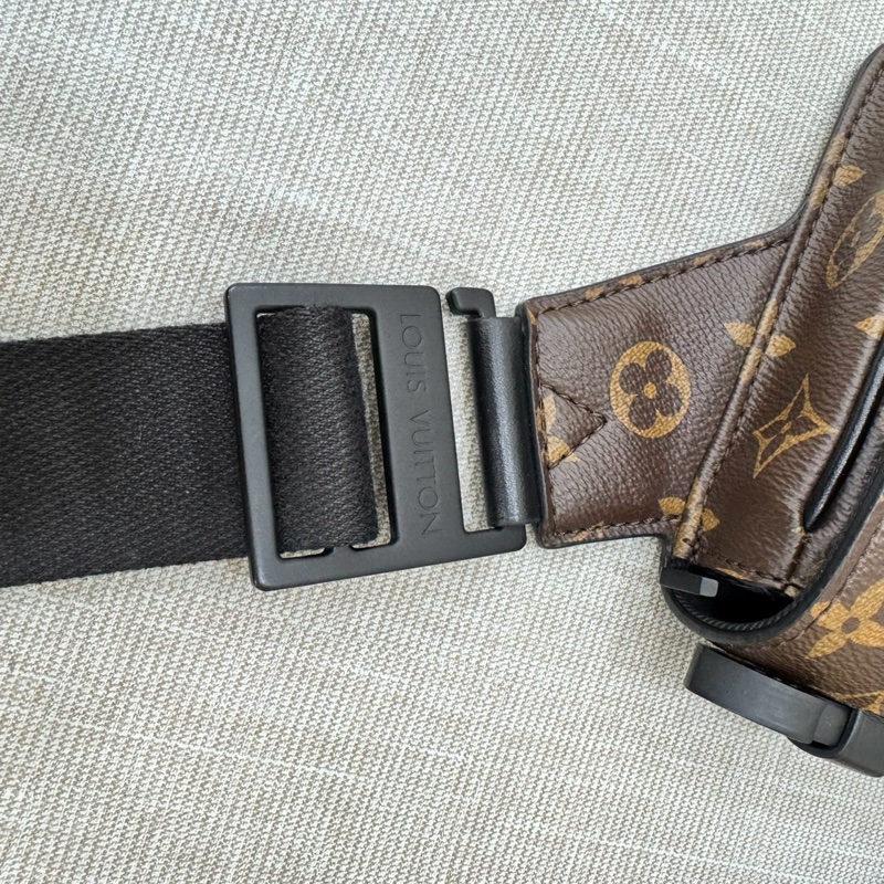 LV M45807 S LOCK系列經典Monogram帆布腰包  手提包  胸口包  肩背包  斜背包  多種佩戴使用方式-12