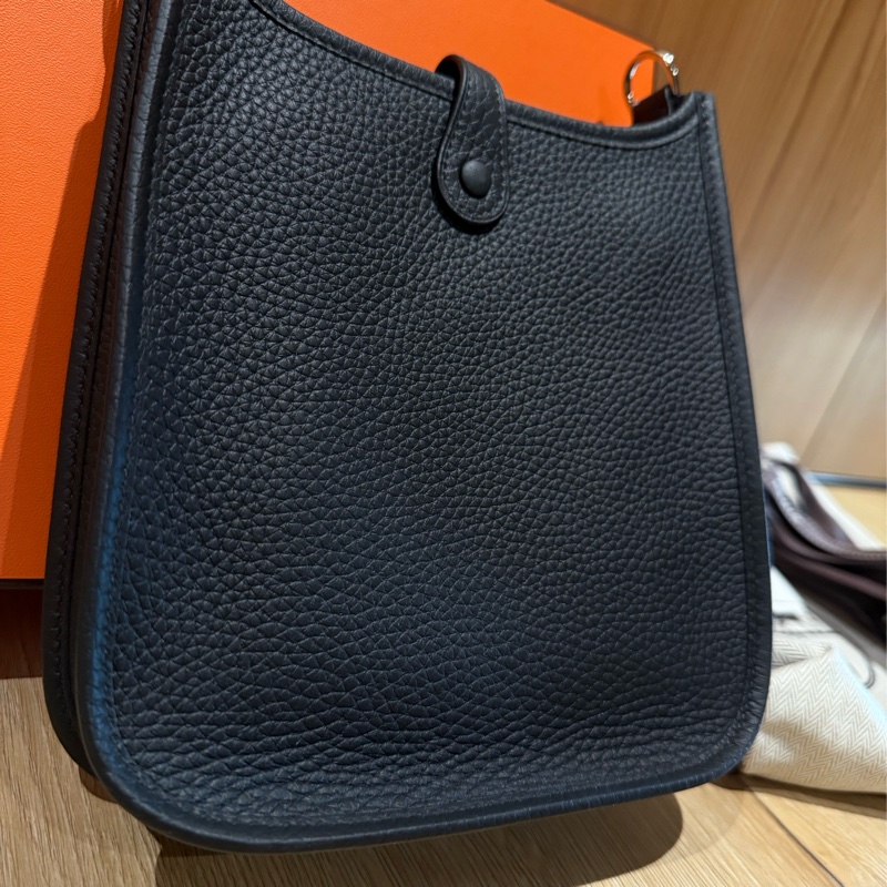 *全新未使用*HERMES 愛馬仕K刻2025年mini Evelyne 16cm 斜背包黑銀-10