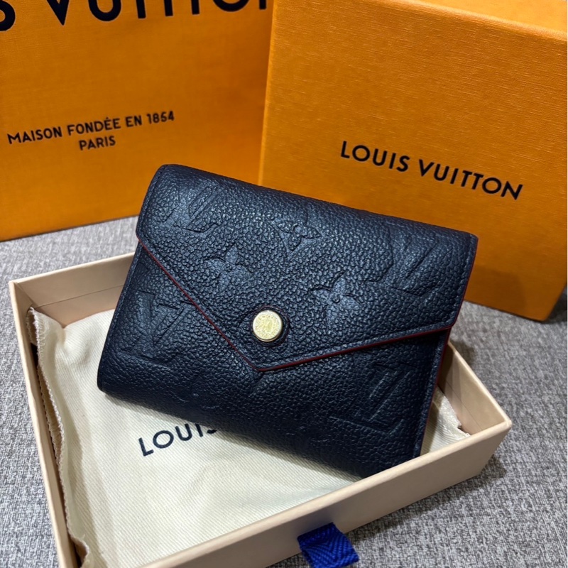 LV Victorine 海軍藍牛皮信封三折短夾-4