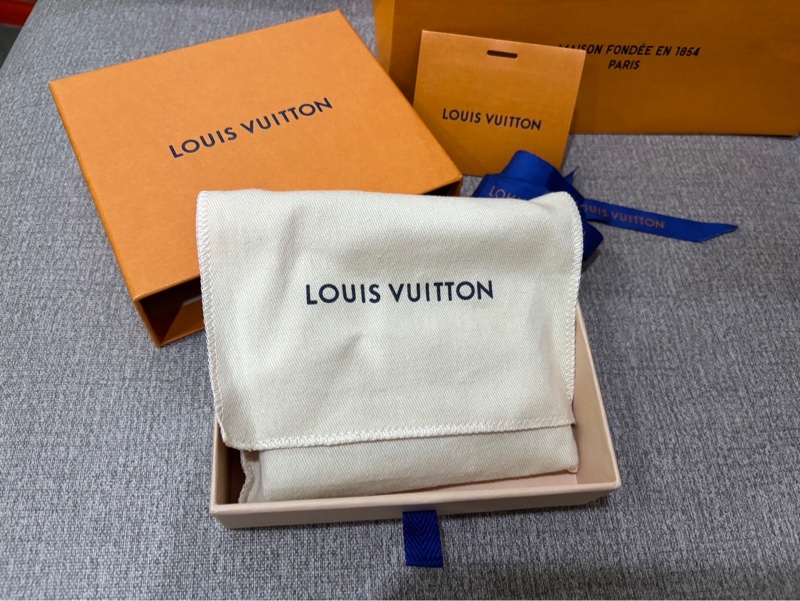 LV Victorine 海軍藍牛皮信封三折短夾-5