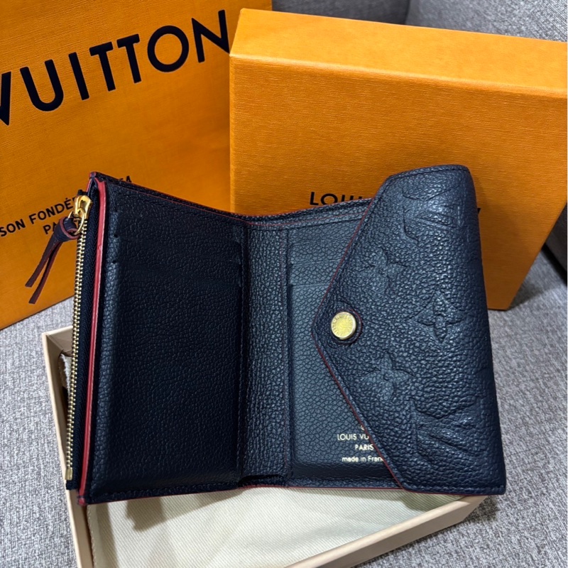 LV Victorine 海軍藍牛皮信封三折短夾-12