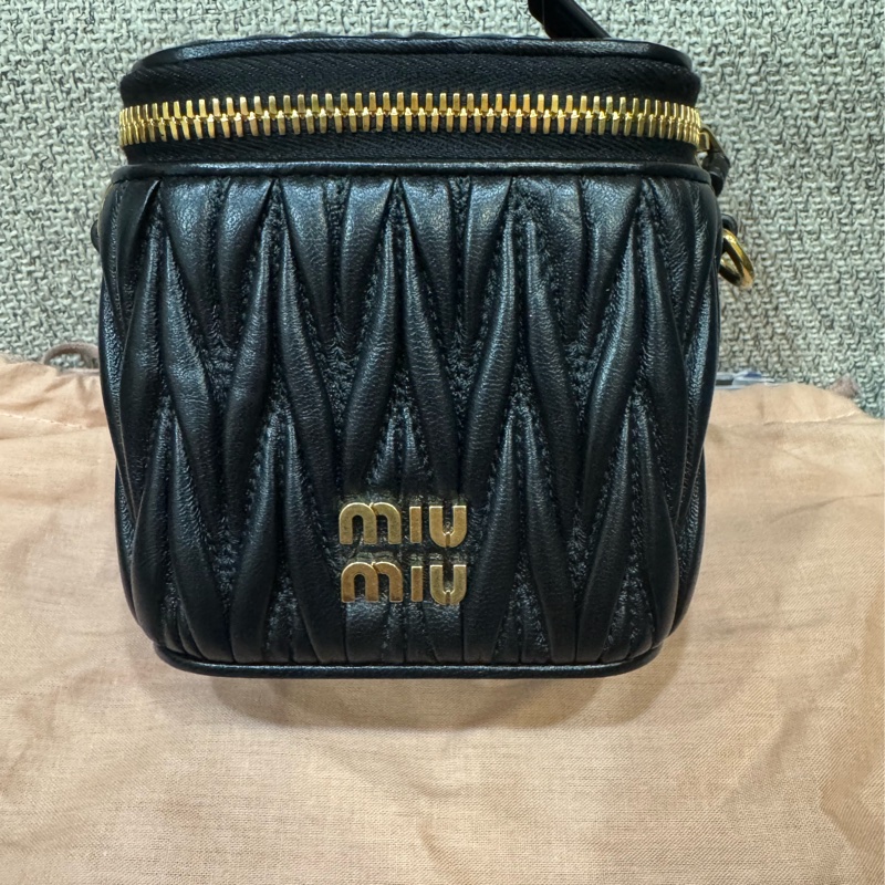 Miu Miu Matelassé 納帕軟皮迷你箱包-0