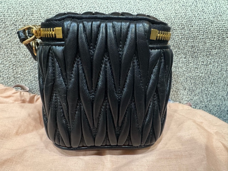 Miu Miu Matelassé 納帕軟皮迷你箱包-1