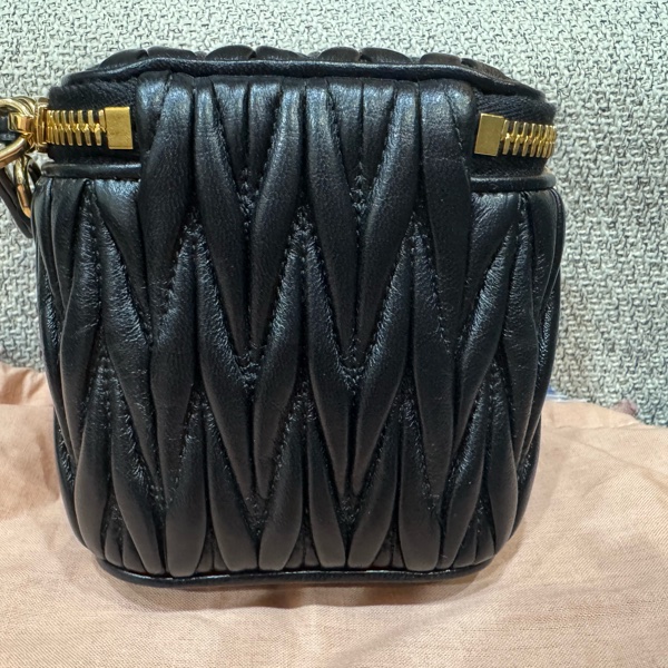 Miu Miu Matelassé 納帕軟皮迷你箱包-11