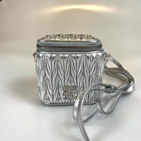 MIUMIU 銀色褶皺化妝盒MINI