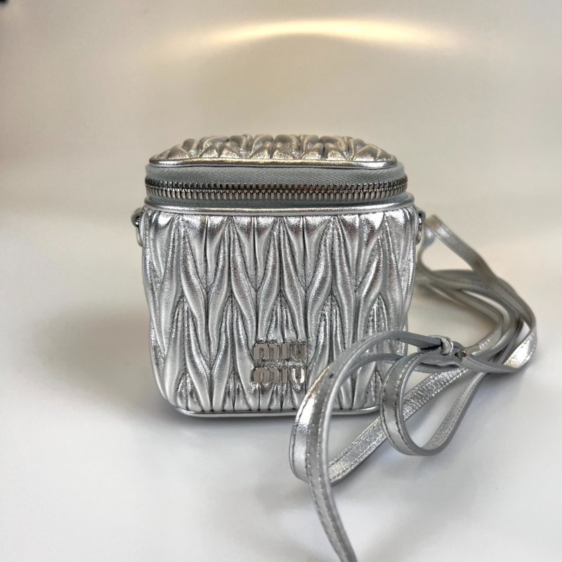 MIUMIU 銀色褶皺化妝盒MINI-0