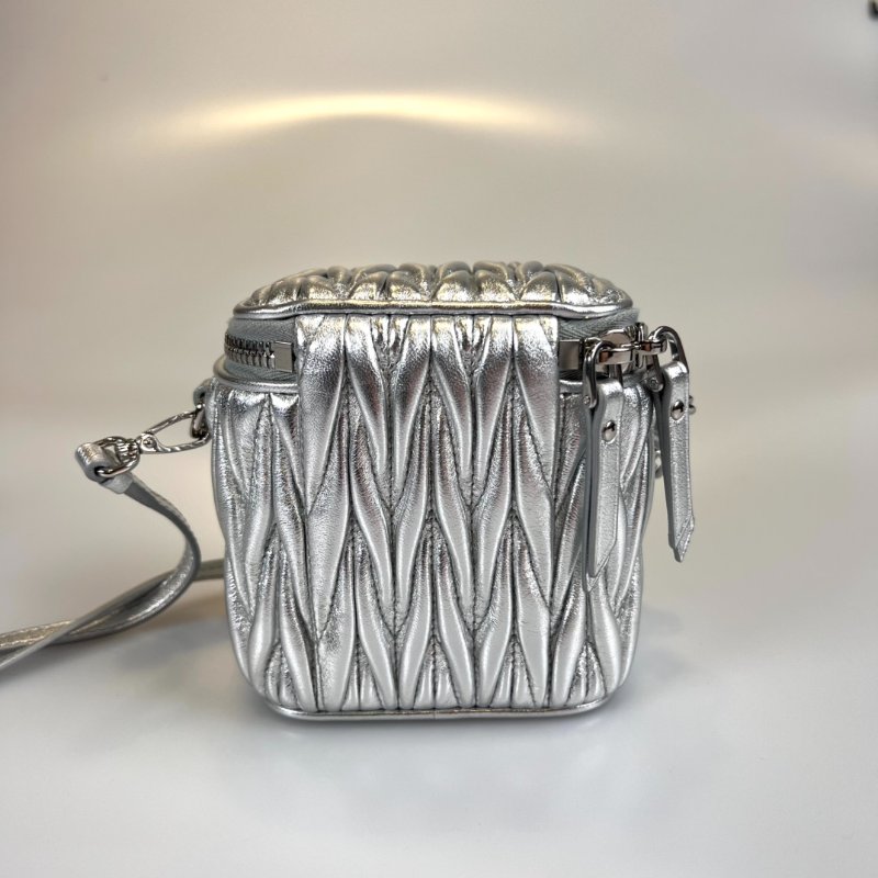 MIUMIU 銀色褶皺化妝盒MINI-1