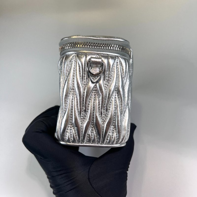 MIUMIU 銀色褶皺化妝盒MINI-2