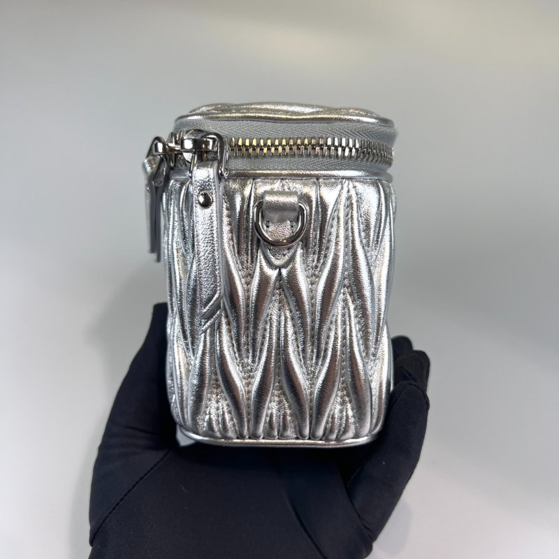 MIUMIU 銀色褶皺化妝盒MINI-3