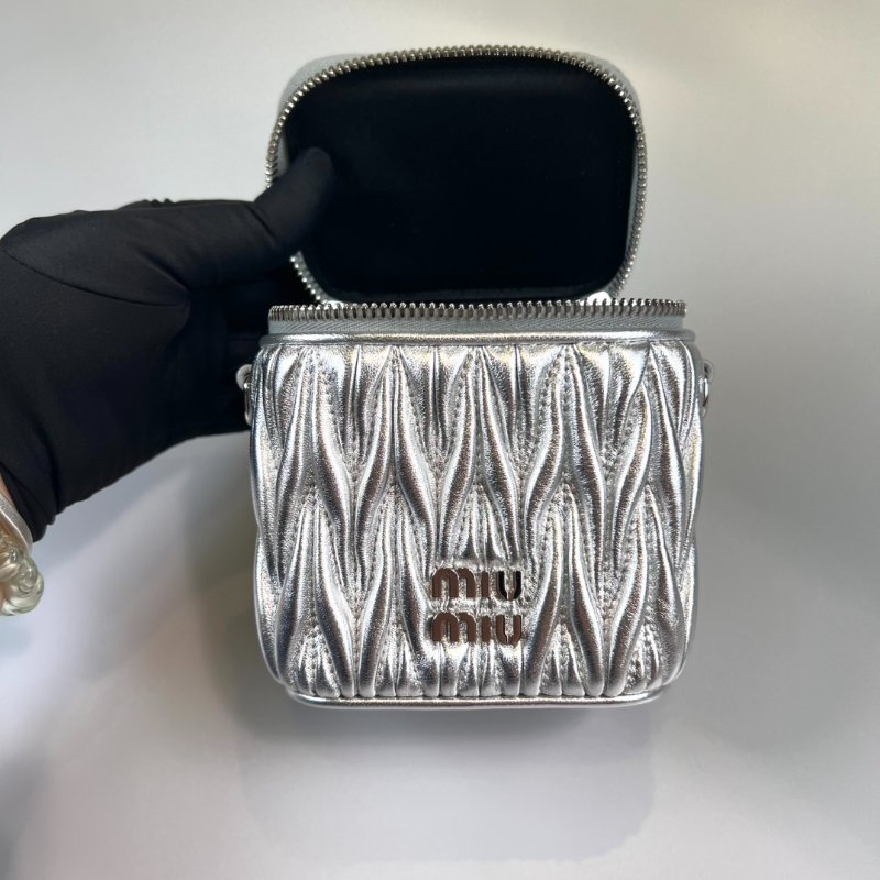 MIUMIU 銀色褶皺化妝盒MINI-5