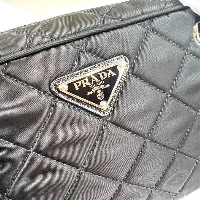 全新品 PRADA 1BH910 黑菱格紋尼龍側肩包-6