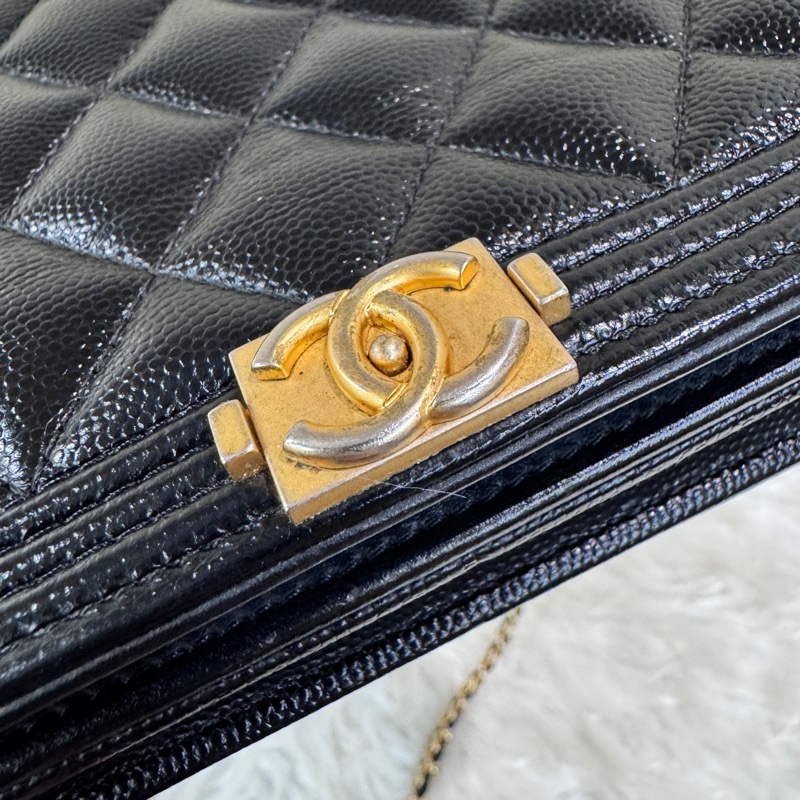 Chanel Boy WOC 黑金荔枝皮斜背包-7