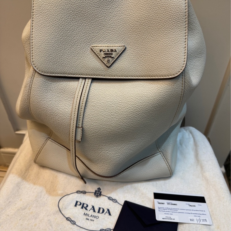 罕見近九成新 Prada 雙肩背包 1BZ007,白色皮革材質。-0