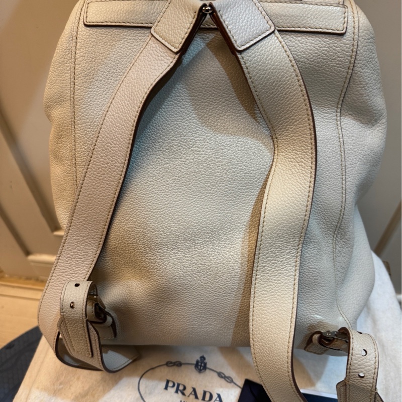 罕見近九成新 Prada 雙肩背包 1BZ007,白色皮革材質。-1