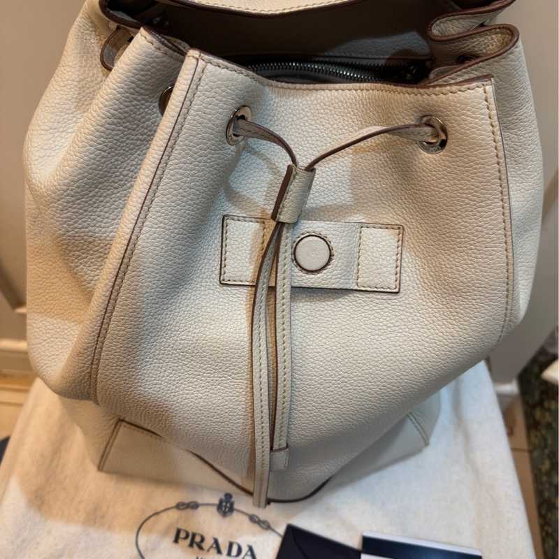 罕見近九成新 Prada 雙肩背包 1BZ007,白色皮革材質。-3
