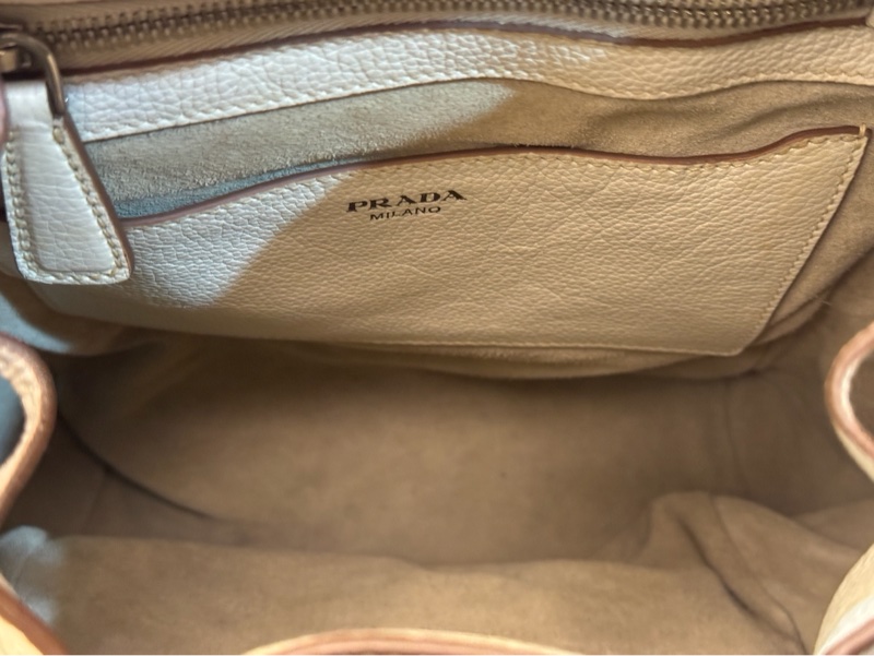 罕見近九成新 Prada 雙肩背包 1BZ007,白色皮革材質。-4
