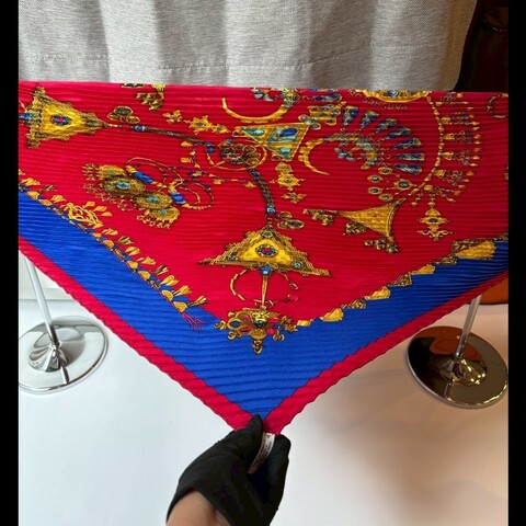 Hermes 紅底藍邊皺皺絲巾