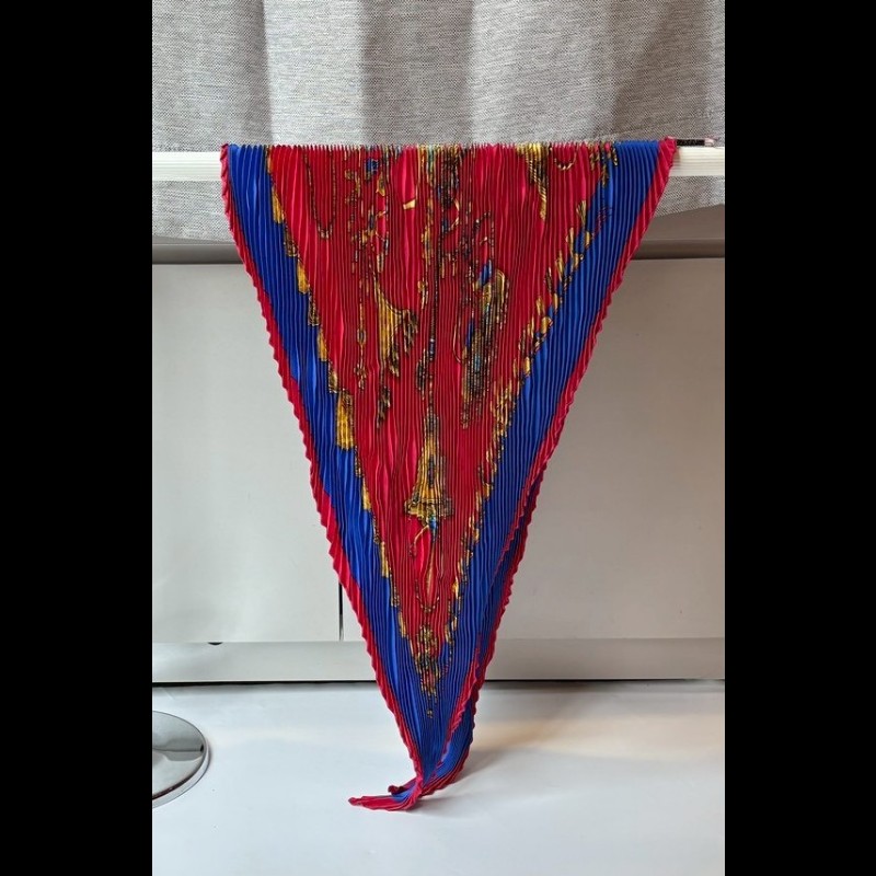 Hermes 紅底藍邊皺皺絲巾-1