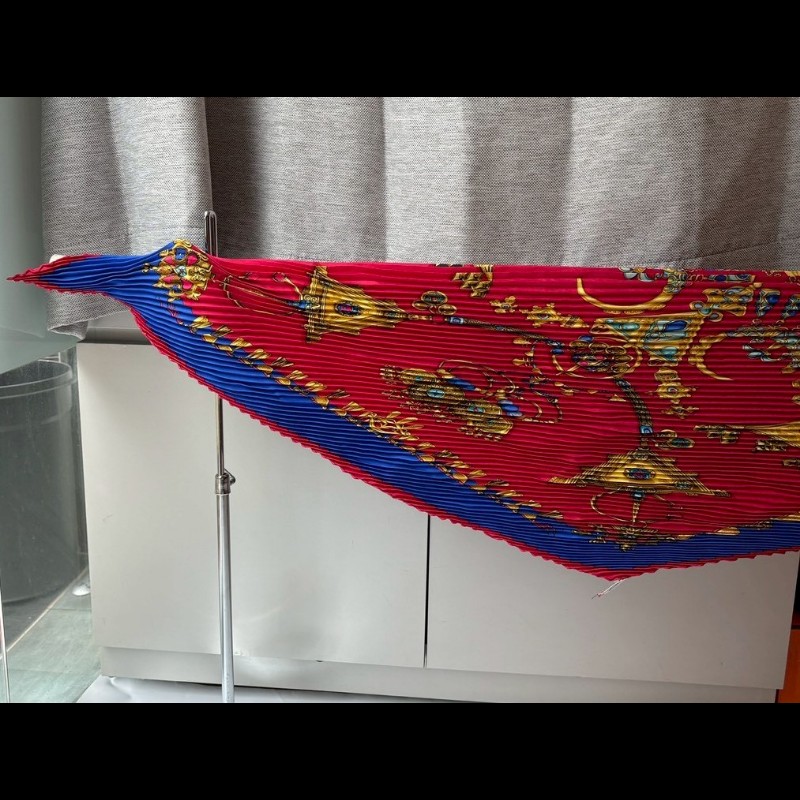 Hermes 紅底藍邊皺皺絲巾-4
